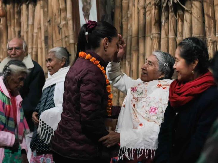 Abuelos totonacos bendicen a Claudia Sheinbaum durante visita en Papantla