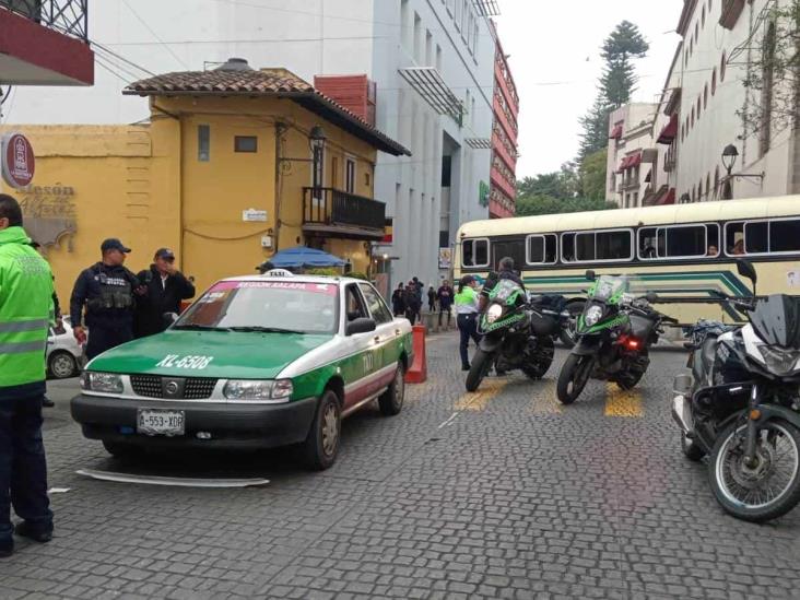 Taxi atropella a pareja de adultos en céntrica calle de Xalapa