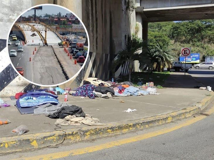 A la sombra del olvido indigentes viven debajo del puente a desnivel en Emiliano Zapata 