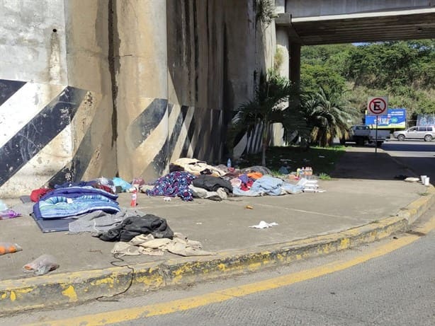 A la sombra del olvido indigentes viven debajo del puente a desnivel en Emiliano Zapata 