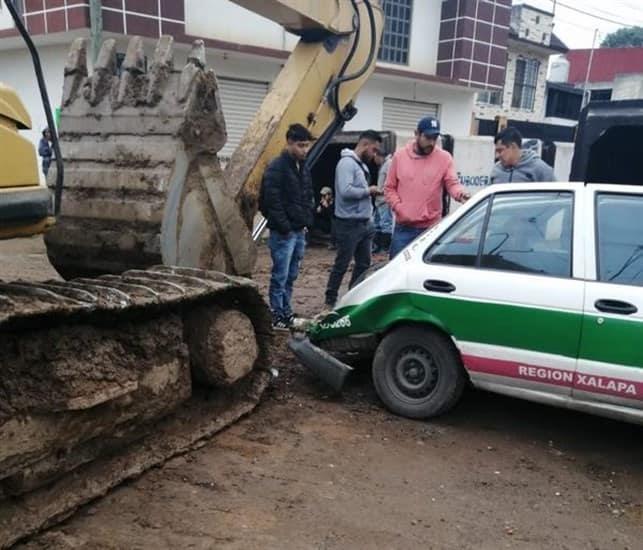 Excavadora le pasa encima a un taxi en la colonia Los Prados de Xalapa