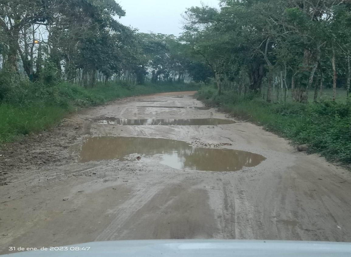 Lluvias siguen deteriorando caminos rurales de Minatitlán