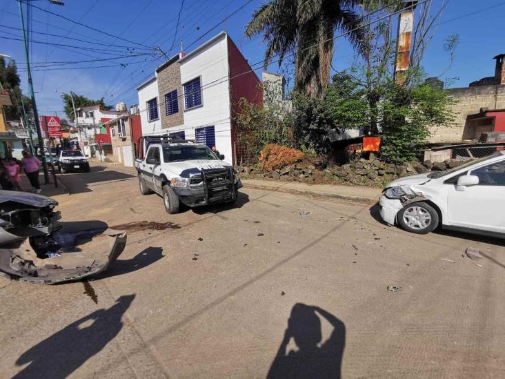 Mecánico choca patrulla de SSP contra dos autos en colonia de Xalapa