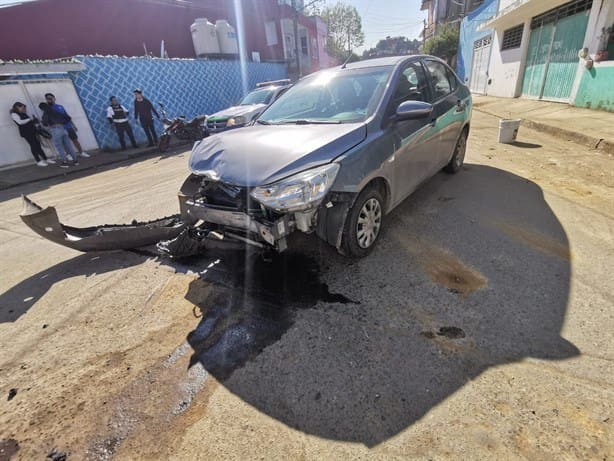 Mecánico choca patrulla de SSP contra dos autos en colonia de Xalapa