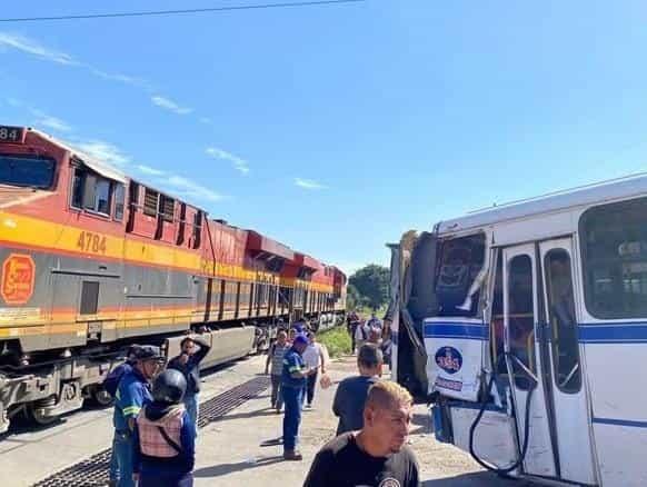 Se registra choque entre locomotora y autobús ATB en la colonia Rafael Lucio de Xalapa