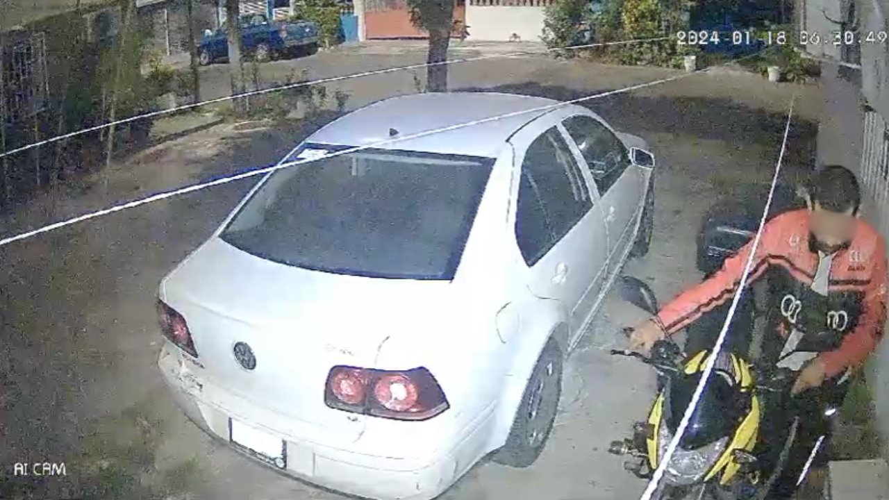 Cámaras captan robo de motocicleta en Las Vegas, Veracruz | VIDEO