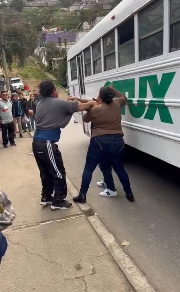 Por problema vial, se lía a golpes con chófer de autobús en colonia de Xalapa (+ Video)