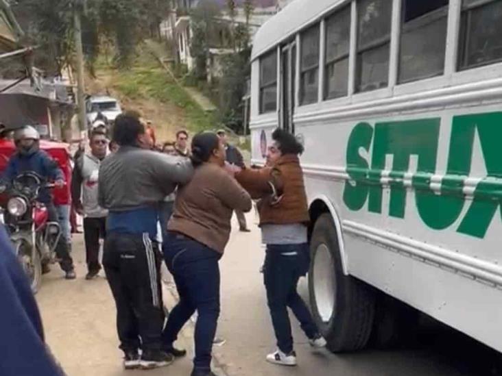 Por problema vial, se lía a golpes con chófer de autobús en colonia de Xalapa (+ Video)