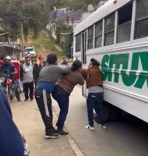 Por problema vial, se lía a golpes con chófer de autobús en colonia de Xalapa (+ Video)