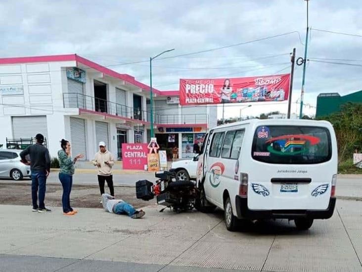 Motociclista es embestido por unidad del SUX en Central de Abastos de Xalapa