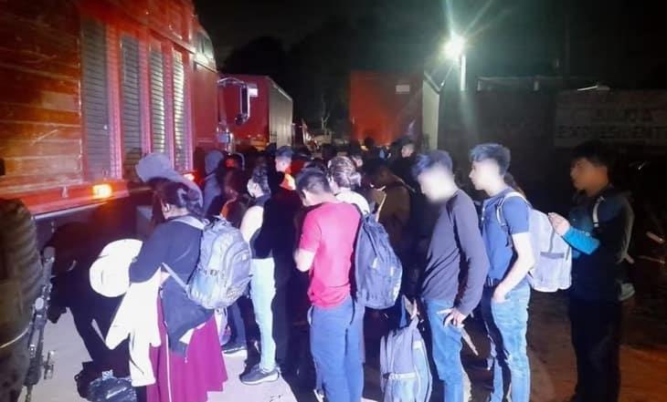 Rescatan a 427 migrantes hacinados en un autobús y camión de carga en carretera de Veracruz