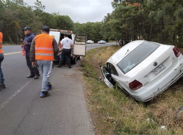 Volcadura en las curvas de Toxtlacuaya deja un lesionado