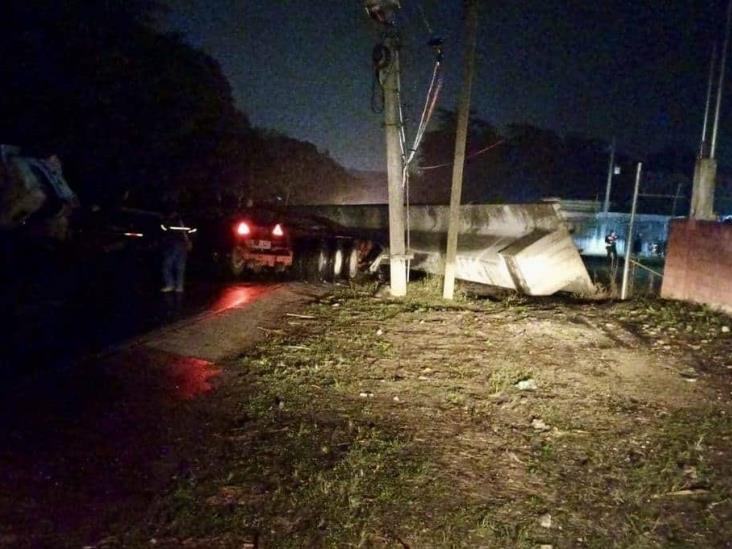 Sin paso sobre carretera Las Trancas-Coatepec; tráiler quedó atravesado