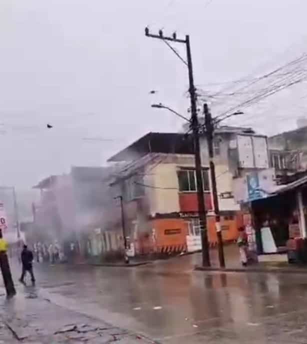 Incendio casi arrasa con ferretería en colonia Miguel Alemán, de Xalapa