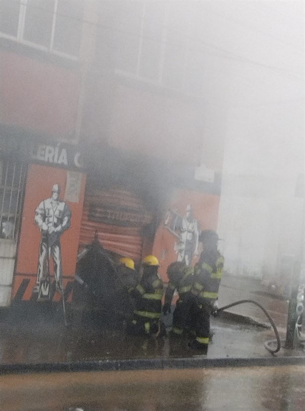 Incendio casi arrasa con ferretería en colonia Miguel Alemán, de Xalapa