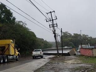 Carretera Las Trancas-Coatepec permanecería cerrada hasta 2 días por caída de viga (+Video)