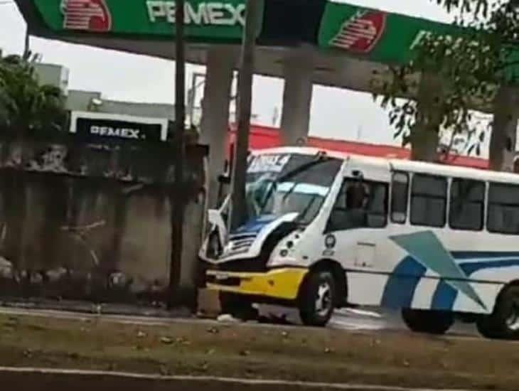 Camión de pasajeros en puerto de Veracruz se impacta contra poste de electricidad