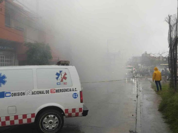 Incendio casi arrasa con ferretería en colonia Miguel Alemán, de Xalapa