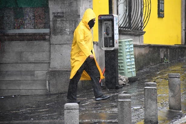Lluvia no cesa en Xalapa; habitantes sacan sombrillas y chamarras para protegerse