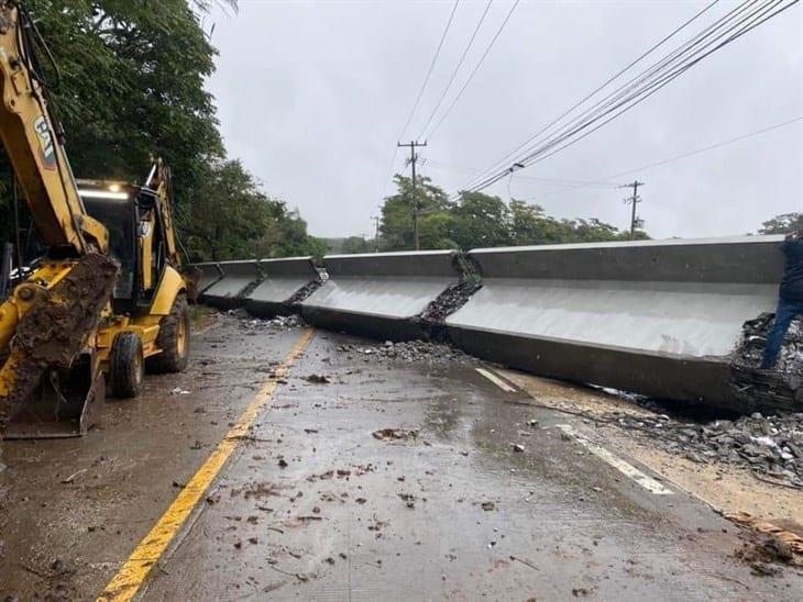 Carretera Las Trancas-Coatepec permanecería cerrada hasta 2 días por caída de viga (+Video)