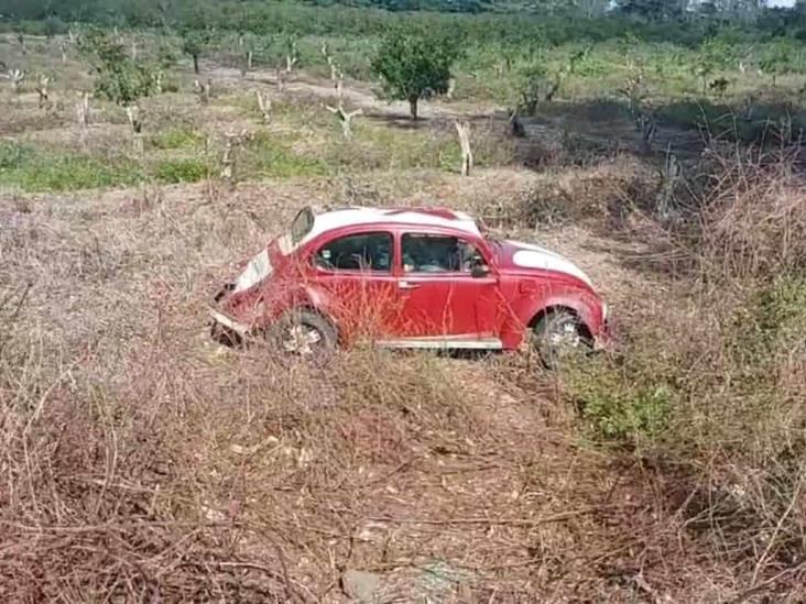 ‘Vocho’ sufre accidente en carretera de Martínez de la Torre