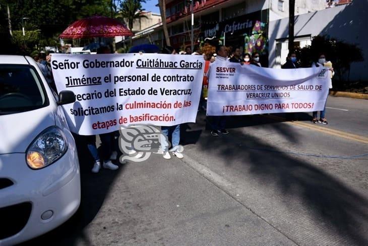 Trabajadores de Salud exigen “justicia laboral” frente al Palacio de Gobierno de Veracruz