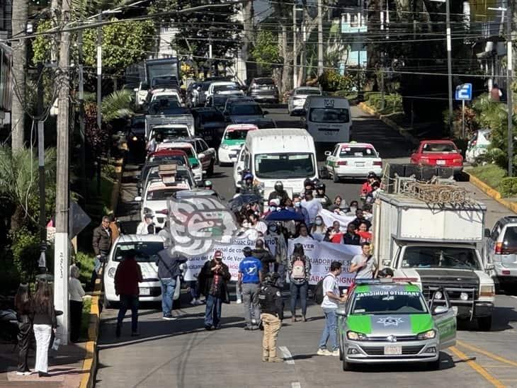 Trabajadores de Salud exigen “justicia laboral” frente al Palacio de Gobierno de Veracruz