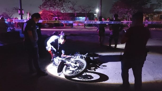 Tráiler choca contra dos hermanos en moto; uno sobrevive de milagro en Veracruz