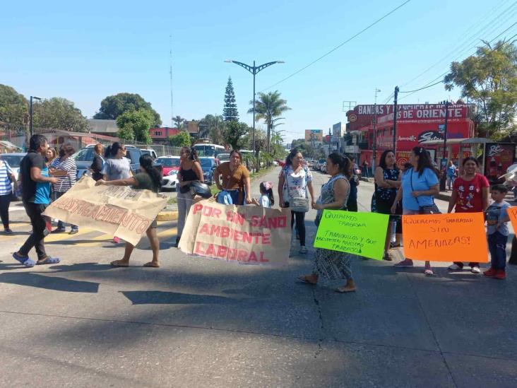 Padres se suman a protesta en escuela de Córdoba, tras presunto caso de hostigamiento