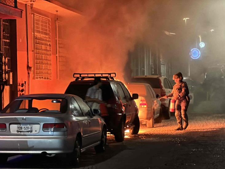 Se incendia camioneta en calles del centro de Xalapa