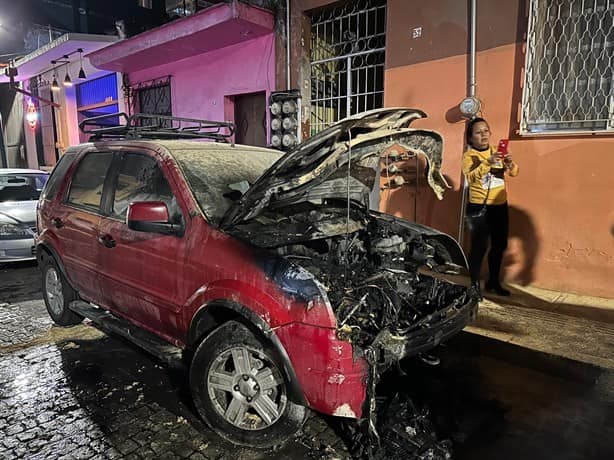 Se incendia camioneta en calles del centro de Xalapa
