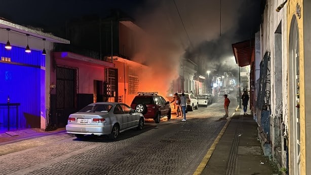 Se incendia camioneta en calles del centro de Xalapa