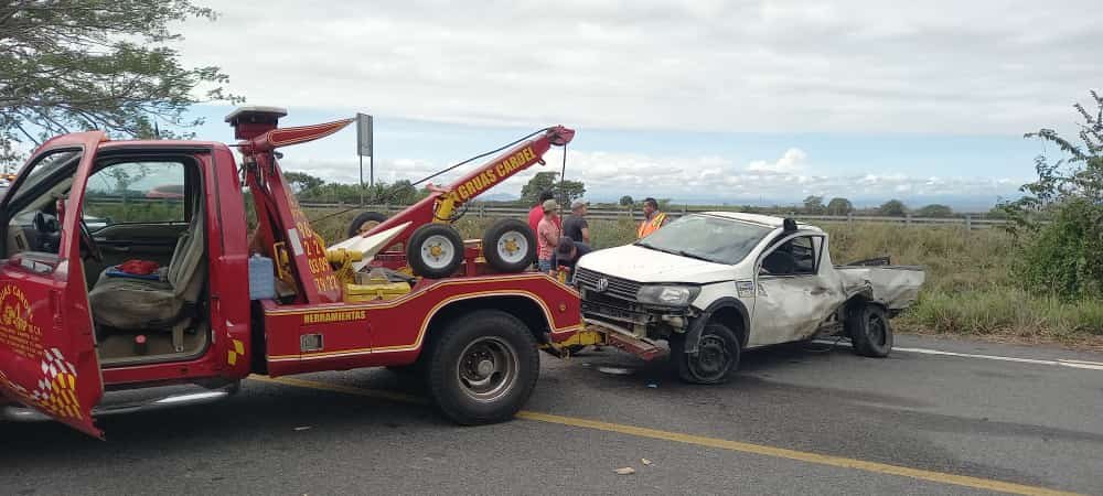 Aparatoso accidente: vuelca camioneta en Libramiento Nororiente de Cardel