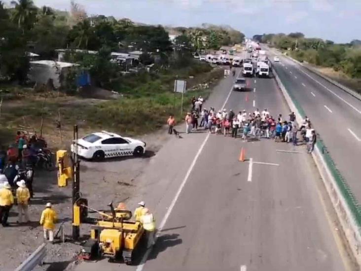 Habitantes de Carrillo Puerto bloquean la autopista Veracruz-Córdoba