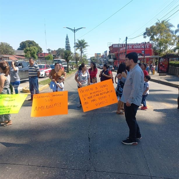 Padres se suman a protesta en escuela de Córdoba, tras presunto caso de hostigamiento