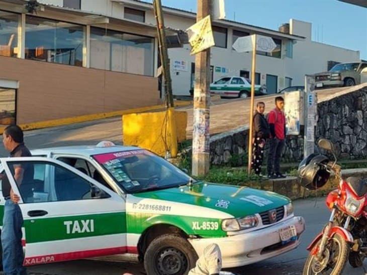 Taxista atropella a motociclistas en la avenida Granada del Sumidero en Xalapa