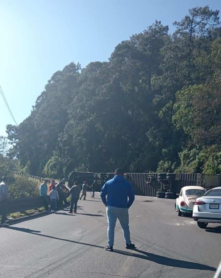 Toma precauciones: fila de 3 kilómetros en esta autopista de Veracruz