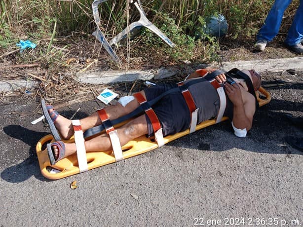 Motociclista derrapa en Úrsulo Galván termina en el hospital