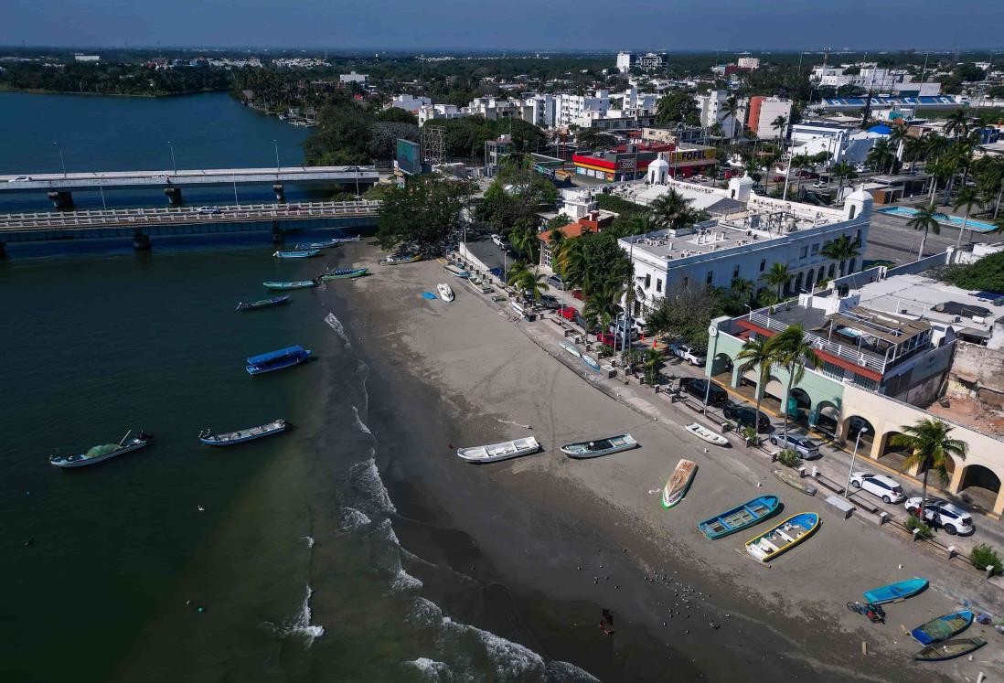 Alcalde alerta a bañistas a no meterse a la “playa” que se formó en Boca del Río