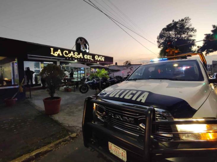 ¡Violento asalto! Atracan conocida panadería en Xalapa