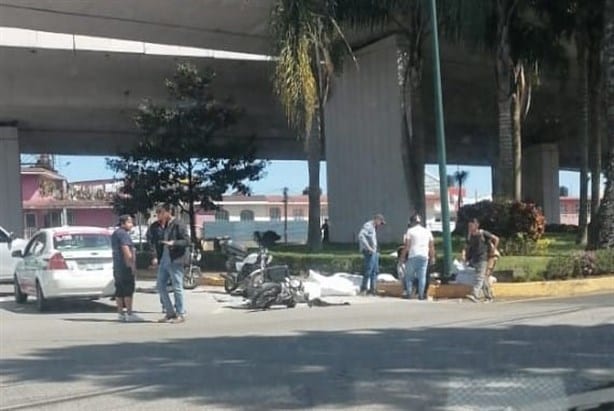 Chocan motocicleta y taxi en glorieta Antonio Chedraui, en Xalapa