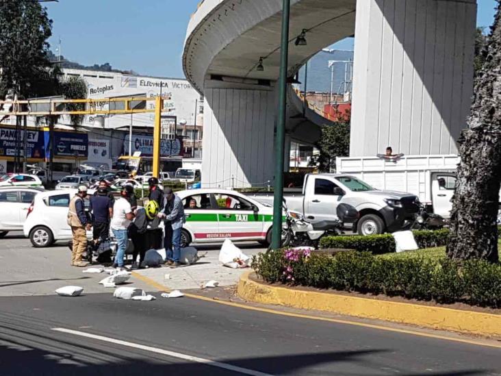 Chocan motocicleta y taxi en glorieta Antonio Chedraui, en Xalapa