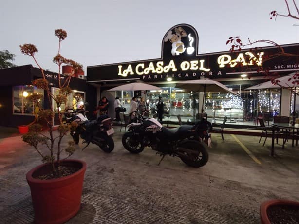 ¡Violento asalto! Atracan conocida panadería en Xalapa