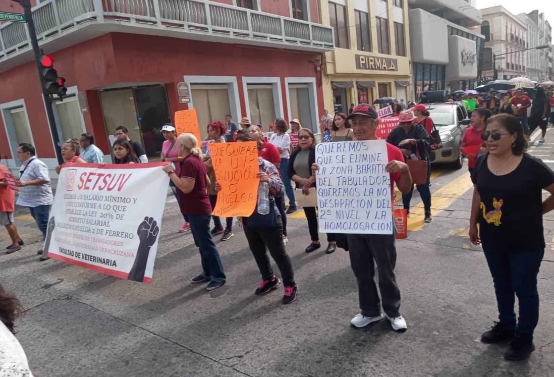 Integrantes del SETSUV marchan en puerto de Veracruz por incremento salarial|VIDEO