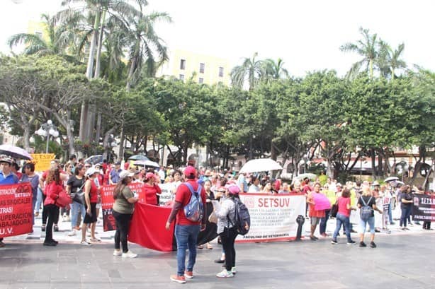 Integrantes del SETSUV marchan en puerto de Veracruz por incremento salarial|VIDEO