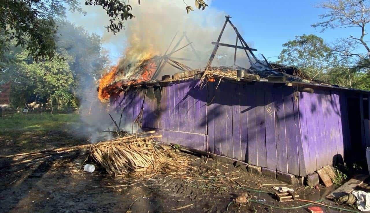 Incendio devora una casa en Tierra Blanca