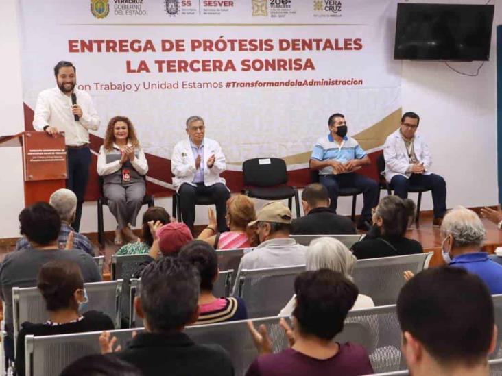 Adultos mayores reciben prótesis dentales en Poza Rica