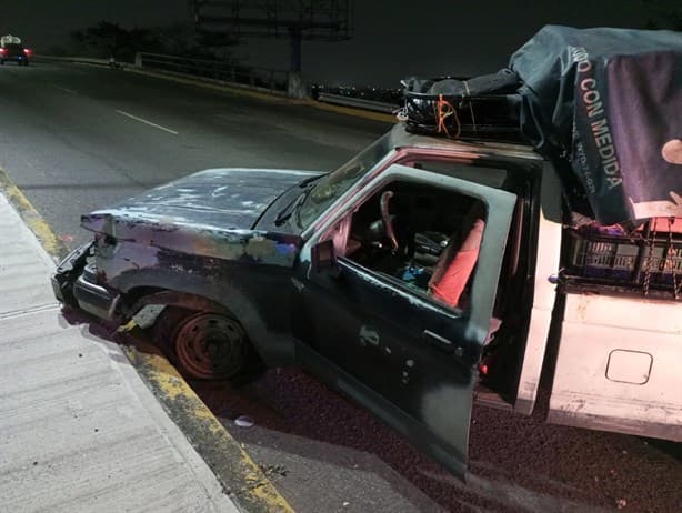 Choca su camioneta y la deja abandonada en el distribuidor vial de la avenida J. B. Lobos, en Veracruz