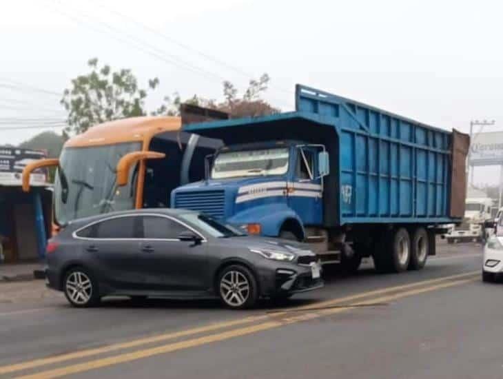 Camión cañero impacta a camioneta particular en Cardel