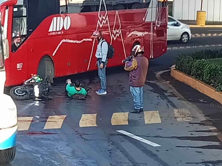 Autobús arrolla a motociclista abajo del puente Bicentenario de Xalapa